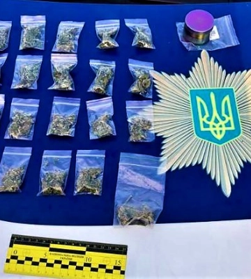 На Закарпатті за добу поліцейські тричі вилучали у перехожих і водіїв наркотики (ФОТО)