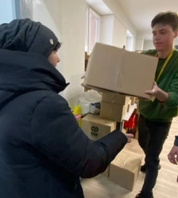 У Луцьку малозабезпеченим родинам роздавали продуктові набори (фото, відео)