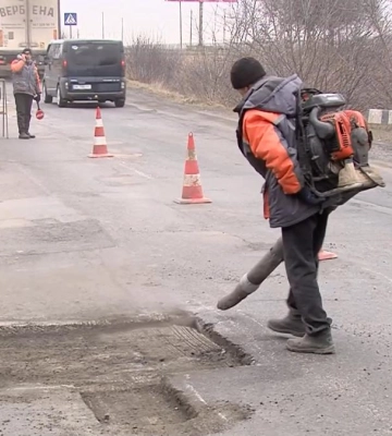 &quot;Крутять пальцем біля виска!&quot;: у Рівненському районі водії кепкують з ямкового ремонту дороги у холодний період (ВІДЕО)