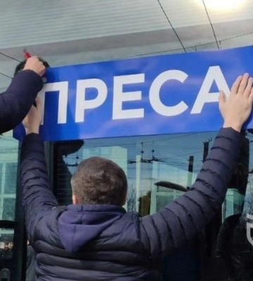 Зі старлінком та генератором: міська влада організувала мобільний пункт для роботи журналістів