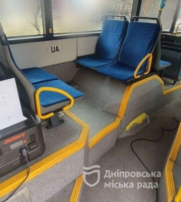 Зі старлінком та генератором: міська влада організувала мобільний пункт для роботи журналістів