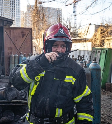 Рятувальники показали, як загасили небезпечну пожежу на підприємстві у Києві (ВІДЕО)