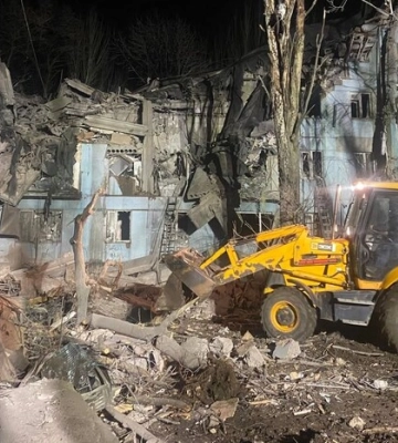 Удар по Запоріжжю: з-під завалів дістали дев’ять людей, серед яких вагітна 