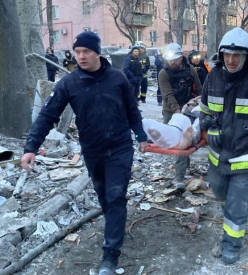 Рятувальна операція в Запоріжжі: що відбувається на місці влучання ракети 