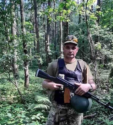 «Плаче разом з нами»: донька Героя з Волині розповіла про пса, що приходить на могилу до її тата. Відео