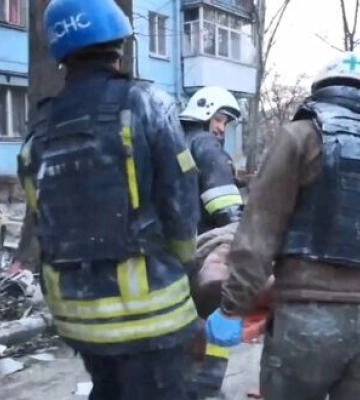 З-під завалів на місці ракетного удару по житловому будинку в Запоріжжі врятовано 11 осіб, дві людини загинули, - ДСНС. ВIДЕО
