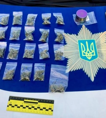 Закарпатські поліцейські тричі вилучали у перехожих і водіїв наркотики