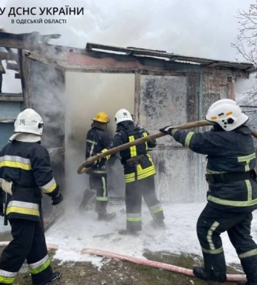 На Одещині спалахнув гараж з автомобілем