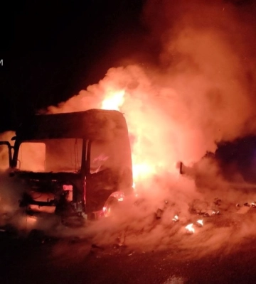 На трасі на Кіровоградщині згорів Mercedes (ФОТО, ВІДЕО)