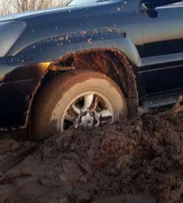Аварія у Луцькому районі: автівка злетіла з дороги і застрягла у болоті