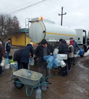 Рятувальники Донеччини не припиняють підвозити питну й технічну воду цивільному населенню