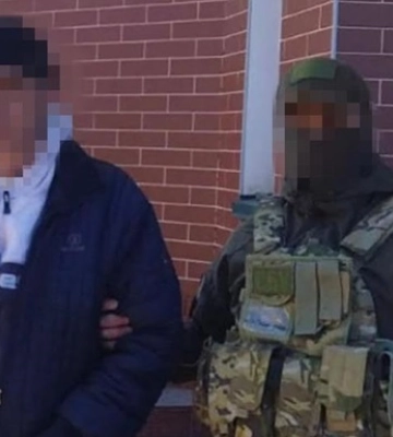 Чотирьох колишніх очільників російської катівні, яка діяла під час окупації Херсона, затримала СБУ спільно з ДБР. ФОТОрепортаж