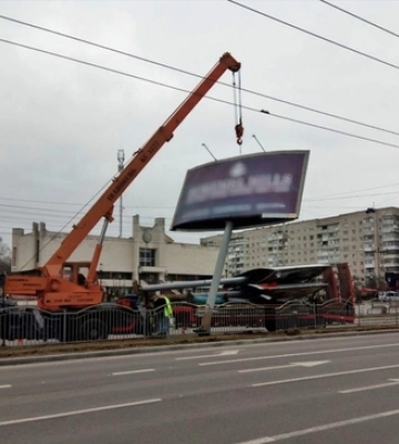 У Луцьку демонтують рекламні борди на проспекті Соборності