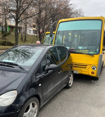 У Рівному маршрутка підбила легковик
