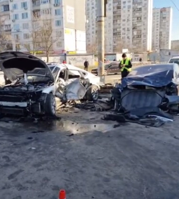 Потужна пожежа та моторошна ДТП: у Києві за ранок сталася серія масштабних НП. Фото, відео