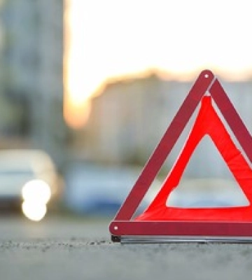 Людей извлекали спасатели, а обломки авто разлетелись на десятки метров: подробности утреннего ДТП в Киеве
