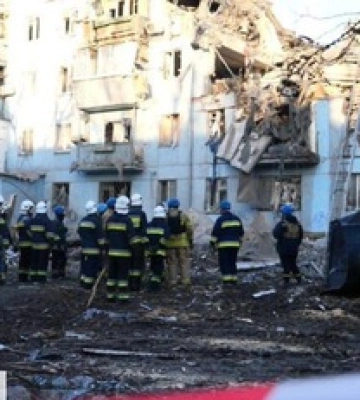Число жертв удара по жилому дому в Запорожье продолжает расти: под завалами ищут ребенка