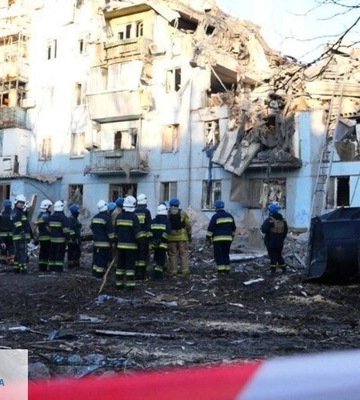 Из-под завалов на месте ракетного удара по жилому дому в Запорожье спасены 11 человек, два человека погибли, - ГСЧС. ВИДЕО
