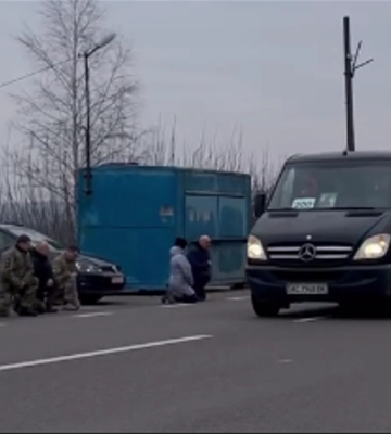 На Волині навколішки зустріли Героя Романа Бербегу