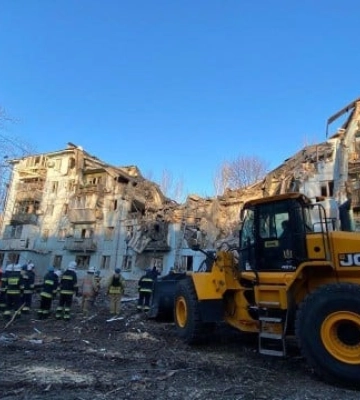 У Запоріжжі триває ліквідація наслідків ракетного удару по житловому будинку 