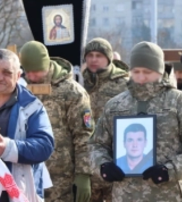 У Вараші в останню путь провели загиблого торік на Київщині тероборонівця. ФОТО