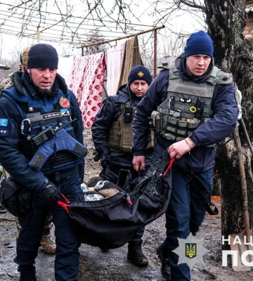 Працюють вісім груп, шукають у підвалах: В поліції показали евакуацію з Бахмутської громади