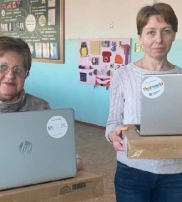 Учителі Миколаєва отримали майже тисячу ноутбуків від Фундації Зеленської