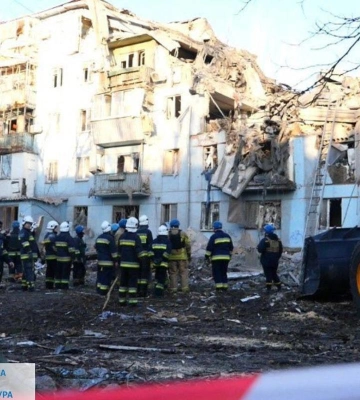 Из-под завалов на месте ракетного удара по жилому дому в Запорожье спасены 11 человек, два человека погибли, - ГСЧС. ВИДЕО