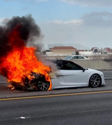 Редкий суперкар Audi сгорел дотла на ровном месте (видео)