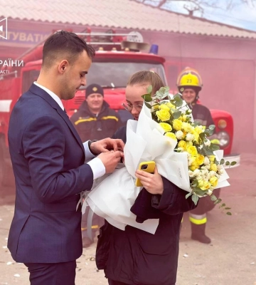 На Одещині рятувальник романтично освідчився своїй дівчині у пожежній частині. ФОТО
