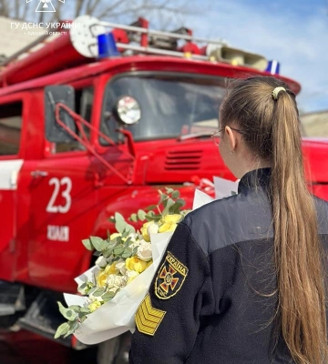 На Одещині рятувальник романтично освідчився своїй дівчині у пожежній частині. ФОТО
