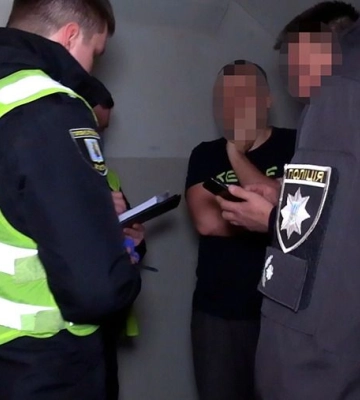 На Оболоні сусіди побачили зранене тіло у крові: поліція затримала підозрюваного (ФОТО)