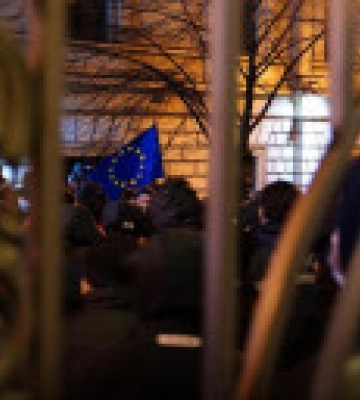 У Грузії влаштували протест під будівлею парламенту через проросійські законопроекти: розпочались затримання