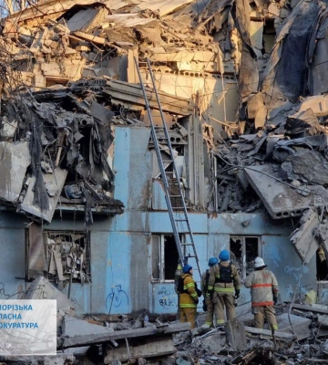Зеленський пообіцяв Росії військову відповідь на &quot;звірячий&quot; удар по п&#039;ятиповерхівці в Запоріжжі