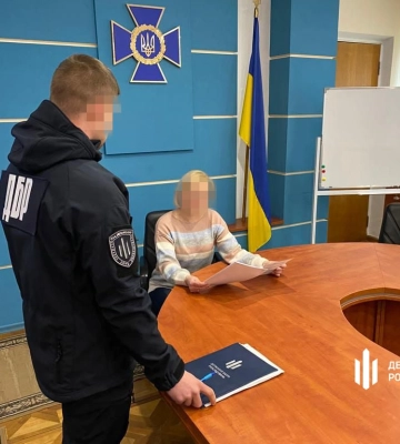Отрицала обстрелы Запорожской АЭС и Мариуполя: сотруднице СБУ сообщили о подозрении