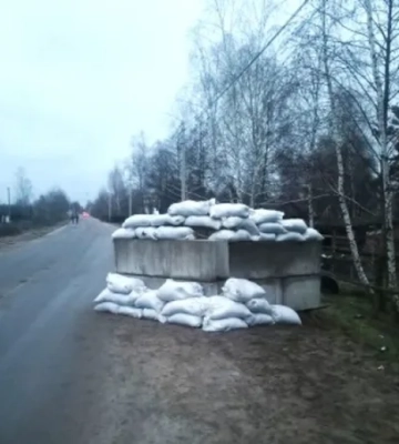 У прикордонному селі на Рівненщині чоловік навмисно зніс трактором оборонні укріплення