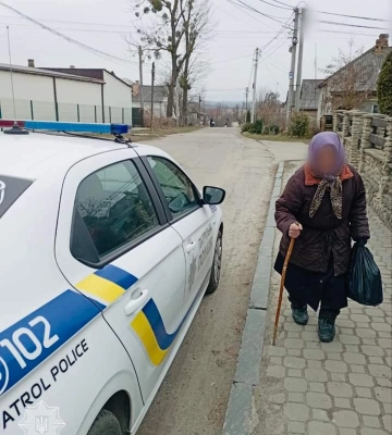 Дубенські патрульні допомогли бабусі, яка заблукала