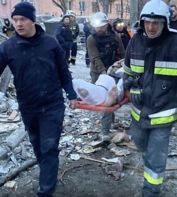 Обстріл багатоповерхівки у Запоріжжі: рятувальники дістали з-під завалів тіла ще двох жертв