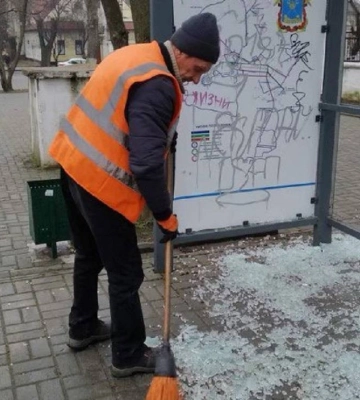 У центрі Миколаєва розбили кілька зупинок та сітілайтів