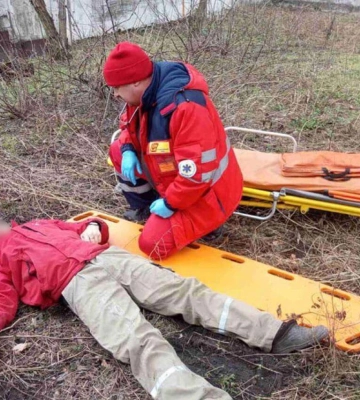 У Новомосковському районі чоловік упав з даху та зламав хребет