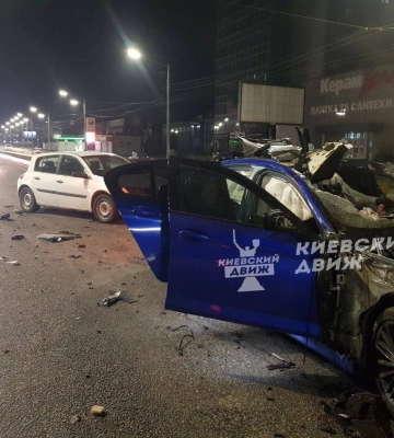 В Киеве BMW на скорости 210 км/ч  влетел в трактор, есть погибший: фото и видео