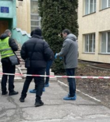 У Рівному в дитячому садочку знайшли мертвого охоронця в крові