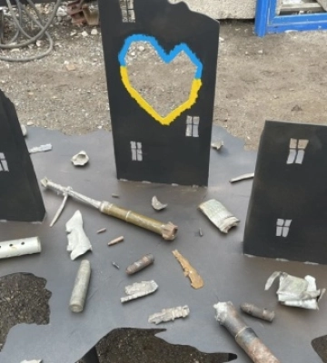 Брати-ковалі з Кіровоградщини створили інсталяцію з уламків боєприпасів