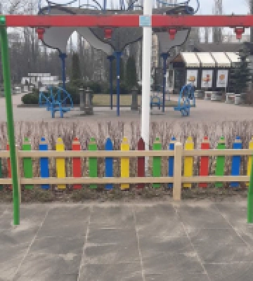 Вночі невідомі викрали гойдалки у парку “Аврора”