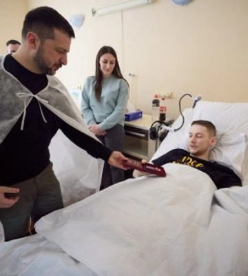 Зеленський відвідав поранених військових у Львові і вручив їм нагороди
