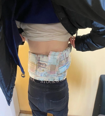 На Одещині в пункті пропуску чоловік &quot;утеплився&quot; великою сумою грошей, - ФОТО