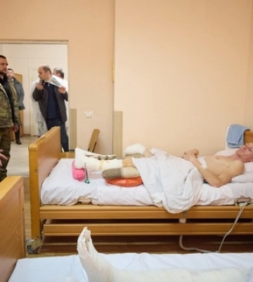 Зеленський відвідав поранених захисників у львівському госпіталі