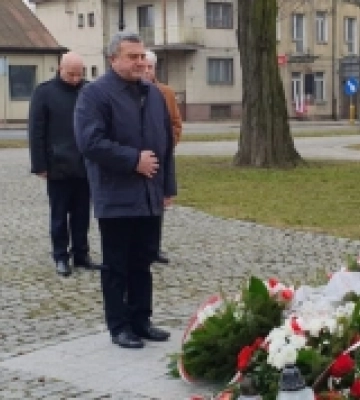 Дубенський міський голова поклав квіти до підніжжя польських жовнірів