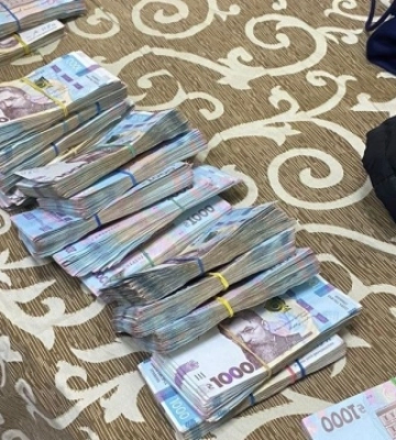 На Одещині в пункті пропуску чоловік &quot;утеплився&quot; великою сумою грошей, - ФОТО