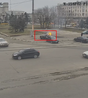 У Дніпрі біля залізничного вокзалу горів автомобіль: відео